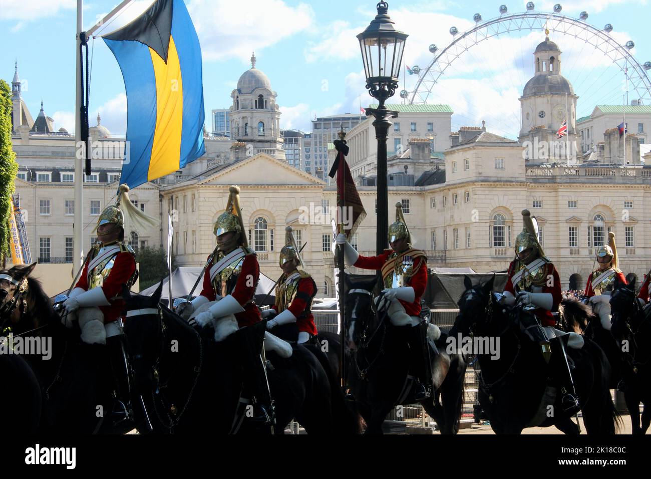 Hauskavallerie in der Nähe der horseguards Parade; Szenen aus dem Zentrum londons zur Vorbereitung auf die Beerdigung von Königin elizabeth 2 london england Stockfoto