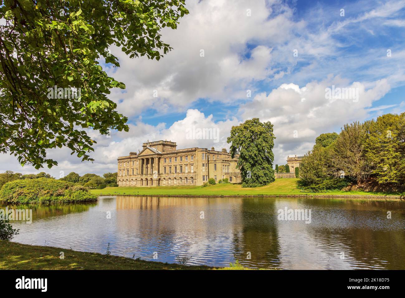 Lyme Hall Herrenhaus umgeben von formellen Gärten und einem Wildpark im Peak District National Park, Großbritannien. Stockfoto