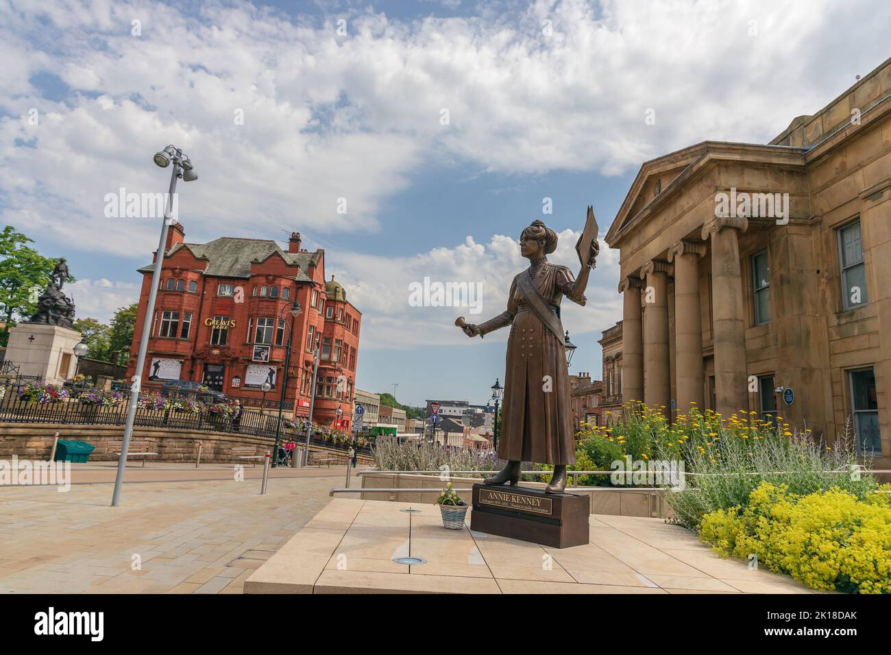 Bronzestatue der politischen Aktivistin Annie Kenny und der selbstgewachsenen Frauenrechtskämpferin für die soziale und politische Frauenunion im Zentrum von Oldham, England Stockfoto