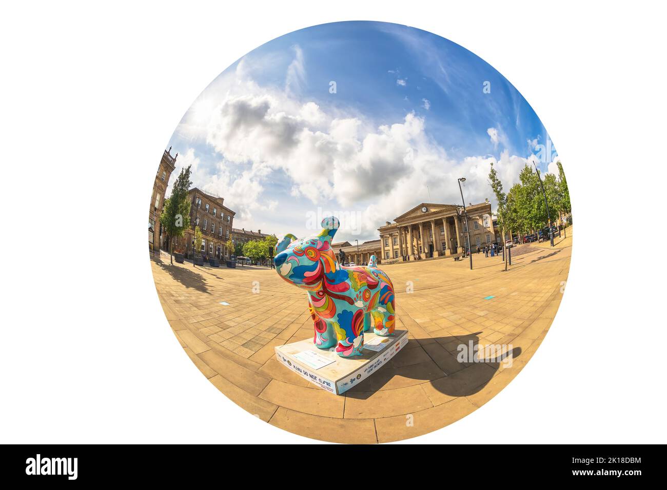 St Georges Square in Huddersfield mit historischem Bahnhof, mit Snowdogs Support Life Skulpturenveranstaltung. Fisheye-Perspektive. Stockfoto