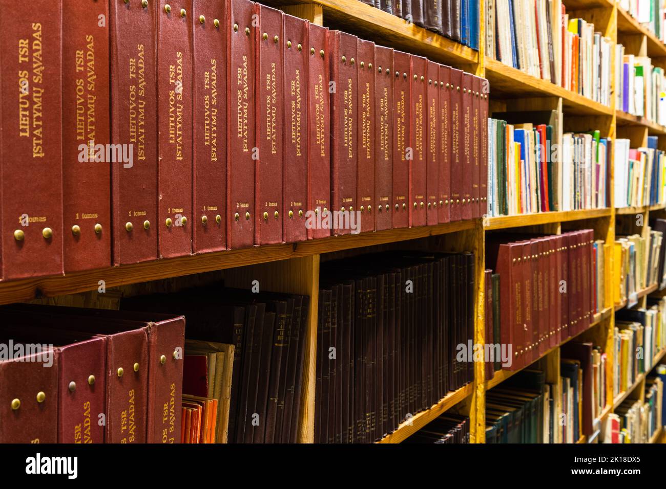 Alte Jahrgangsbücher auf einem Holzregal in der Bibliothek Stockfoto
