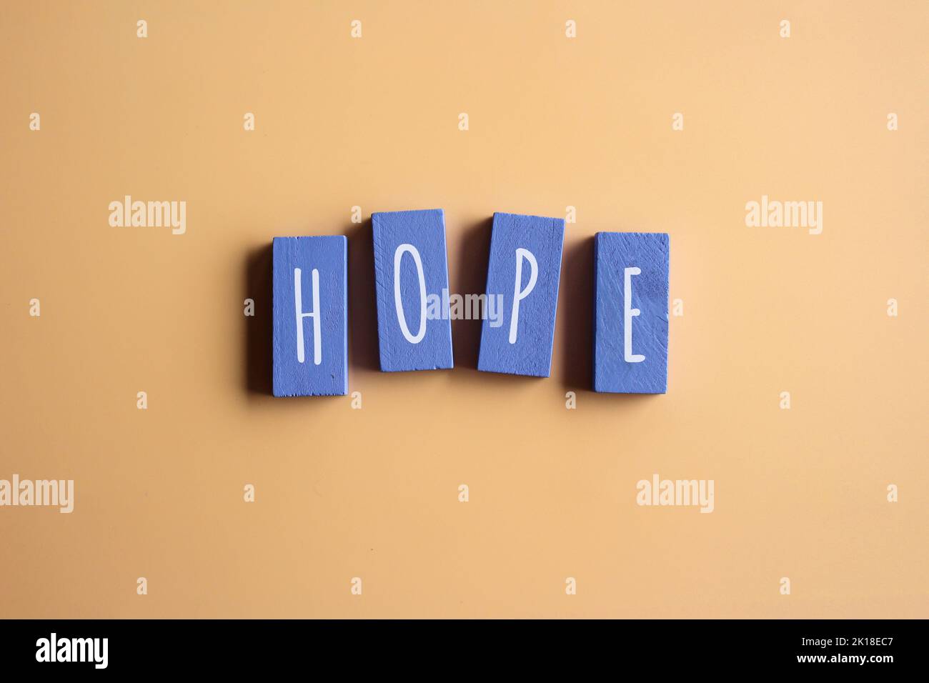 Draufsicht Bild von Holzwürfeln mit Text HOPE Stockfoto