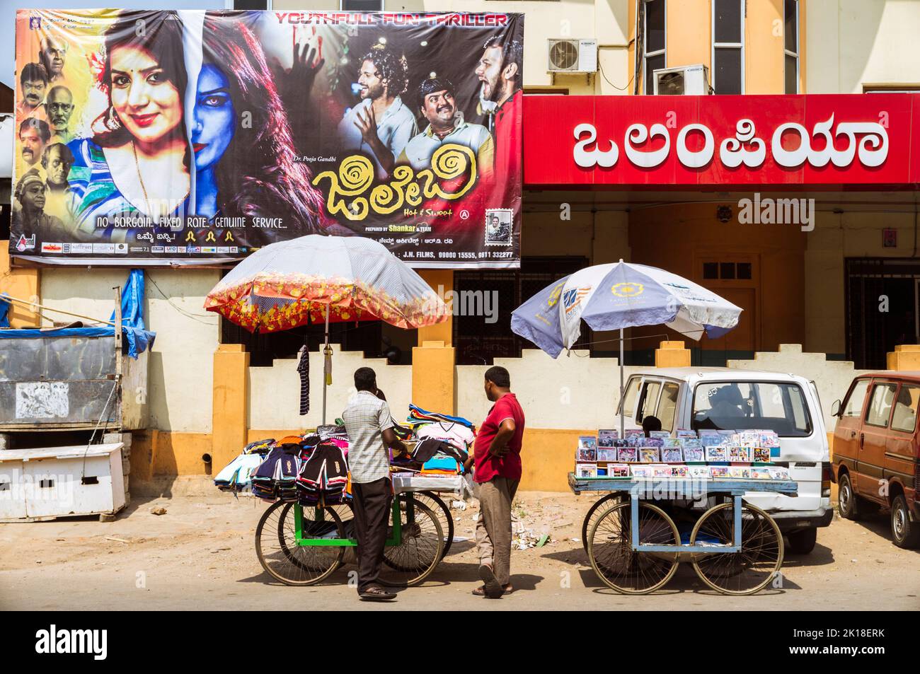 Mysore, Karnataka, Indien : zwei Männer stehen an einem Stand vor dem Olympia-Kino in Central Mysore. Stockfoto