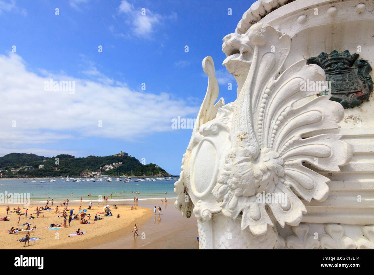 San Sebastian, Baskenland, Spanien : Detail der ikonischen Laternenpfosten an der Promenade entlang des Strandes von La Concha mit Strandbesuchern im Hintergrund. Stockfoto