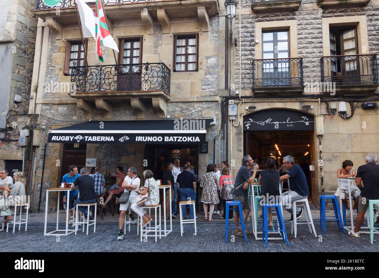 Irun, Guipuzcoa, Baskenland, Spanien : die Menschen versammeln sich in den vielen Bars entlang der Calle Mayor Straße. Stockfoto