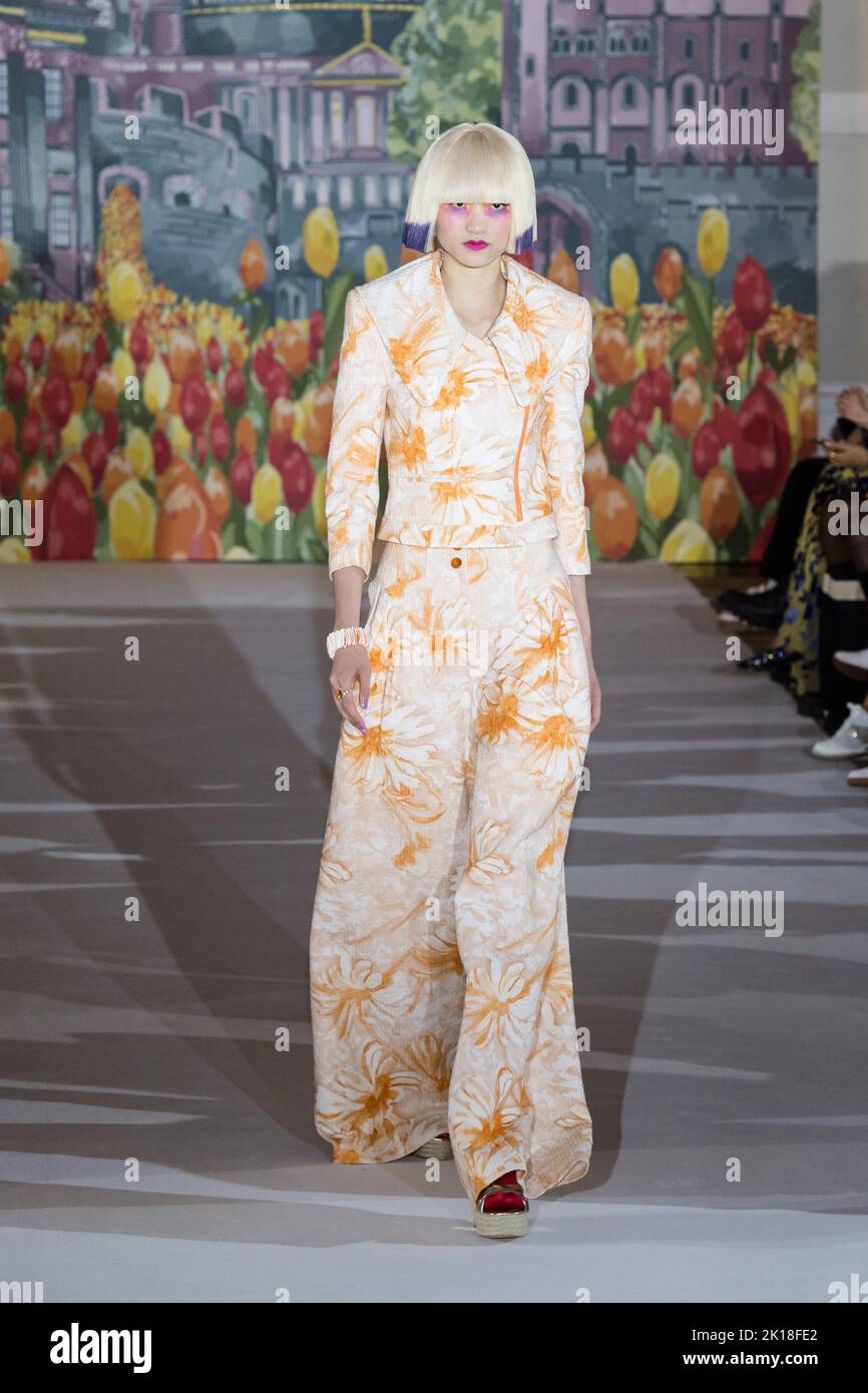 London, Großbritannien. 16.. September 2022. Ein Model geht während der Frühjahr/Sommer 2023-Show von Paul Costelloe auf der London Fashion Week auf die Piste. Quelle: Wiktor Szymanowicz/Alamy Live News Stockfoto