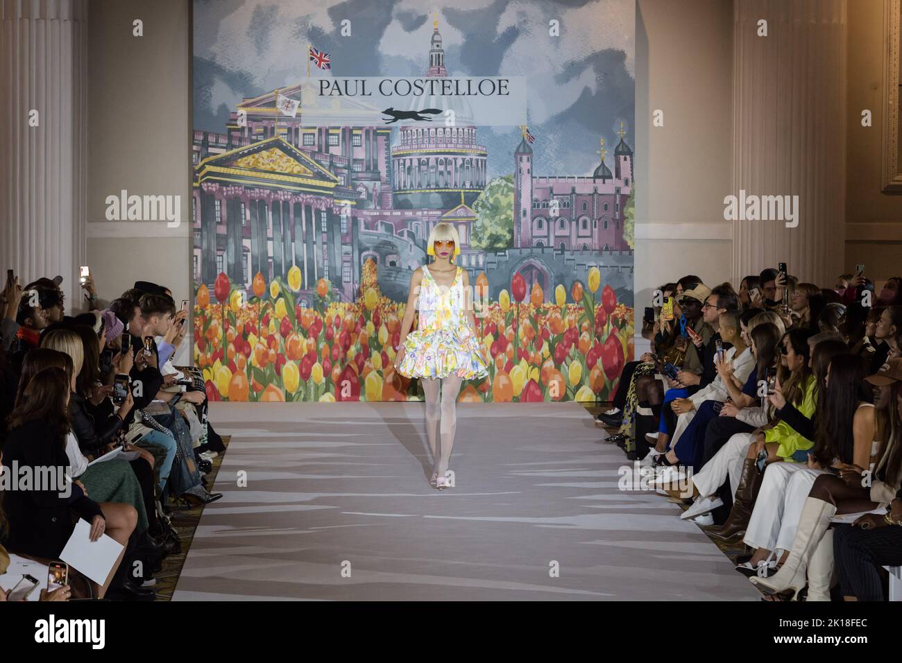 London, Großbritannien. 16.. September 2022. Ein Model geht während der Frühjahr/Sommer 2023-Show von Paul Costelloe auf der London Fashion Week auf die Piste. Quelle: Wiktor Szymanowicz/Alamy Live News Stockfoto