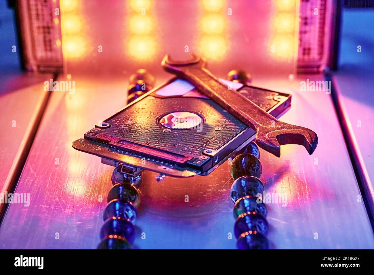 Das abstrakte Bild der Festplatte und des Schraubenschlüssels auf der Komponente des Technikers. Stockfoto