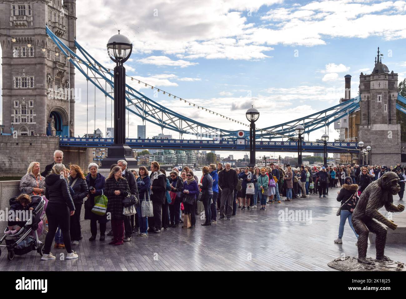 London, England, Großbritannien. 16. September 2022. Trauernde warten neben der Tower Bridge. Die Schlange für das im Zustand liegende von Königin Elizabeth II. Erstreckt sich über mehrere Meilen, während Trauernde stundenlang warten, um den Sarg der Königin zu sehen. Der Sarg wurde in der Westminster Hall im Palace of Westminster platziert, wo sie bis zu ihrer Beerdigung am 19.. September bleiben wird. Kredit: ZUMA Press, Inc./Alamy Live Nachrichten Stockfoto