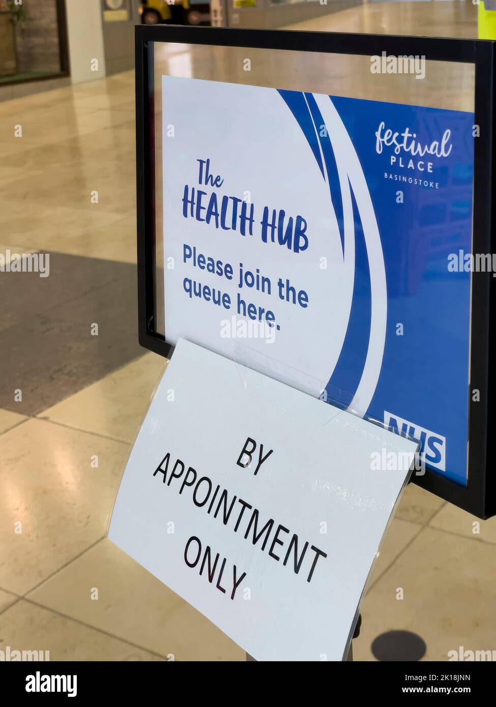 Basingstoke, Hampshire, England, Großbritannien. 2022. Hinweis außerhalb eines NHS Health Hub nur nach Vereinbarung für Autumn Booster Covid-19 Impfungen. Stockfoto