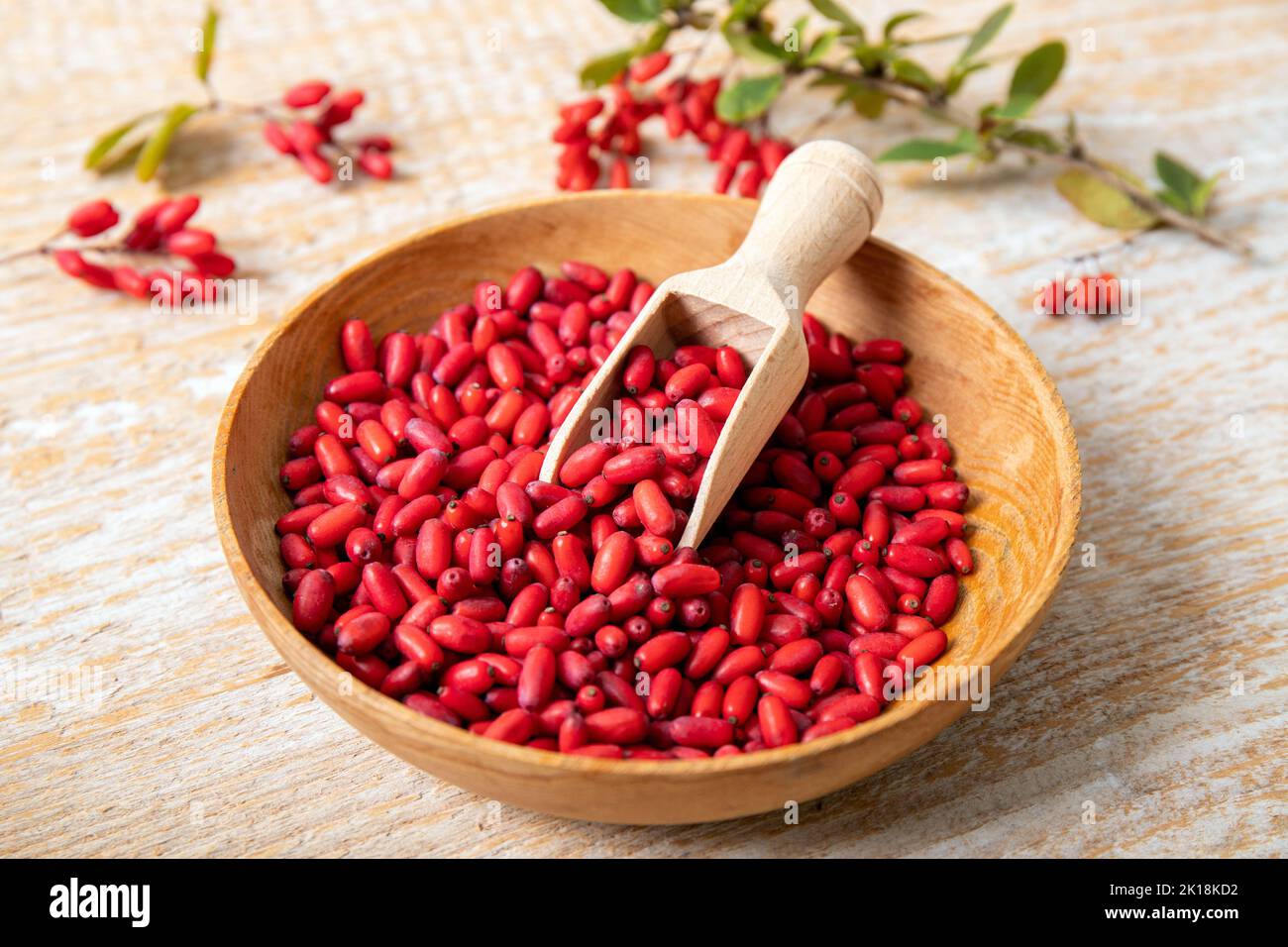 Haufen von Berberis vulgaris auch bekannt als gewöhnliche Berberbeere, Europäische Berberbeere oder Berberbeere auf dem Teller in heimischen Kicthen. Essbare pflanzliche Heilfrucht. Stockfoto