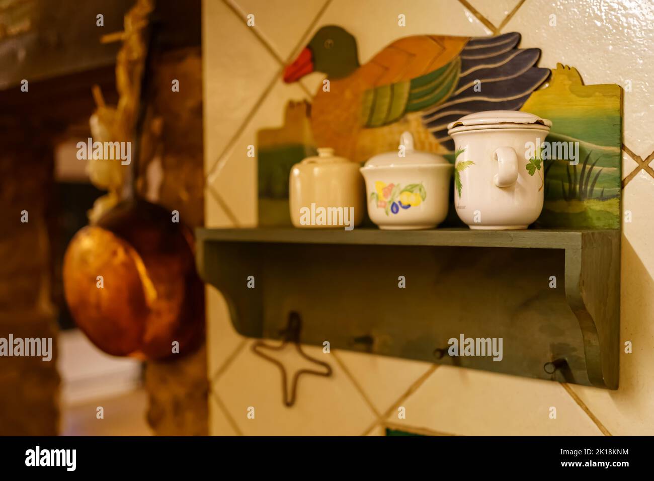 Klassische und antike Küchenutensilien, Regale mit Kanistern für Lebensmittel und Gewürze. Stockfoto
