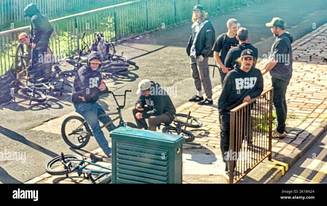 Glasgow, Schottland, Großbritannien 16.. September 2022. Wetter in Großbritannien: Sunny sah Einheimische und Touristen auf den Straßen des Stadtzentrums. Lokale Jungs hängen sich mitten im bmx auf den Bits unter der kingston Brücke ab. Credit Gerard Ferry/Alamy Live News Stockfoto