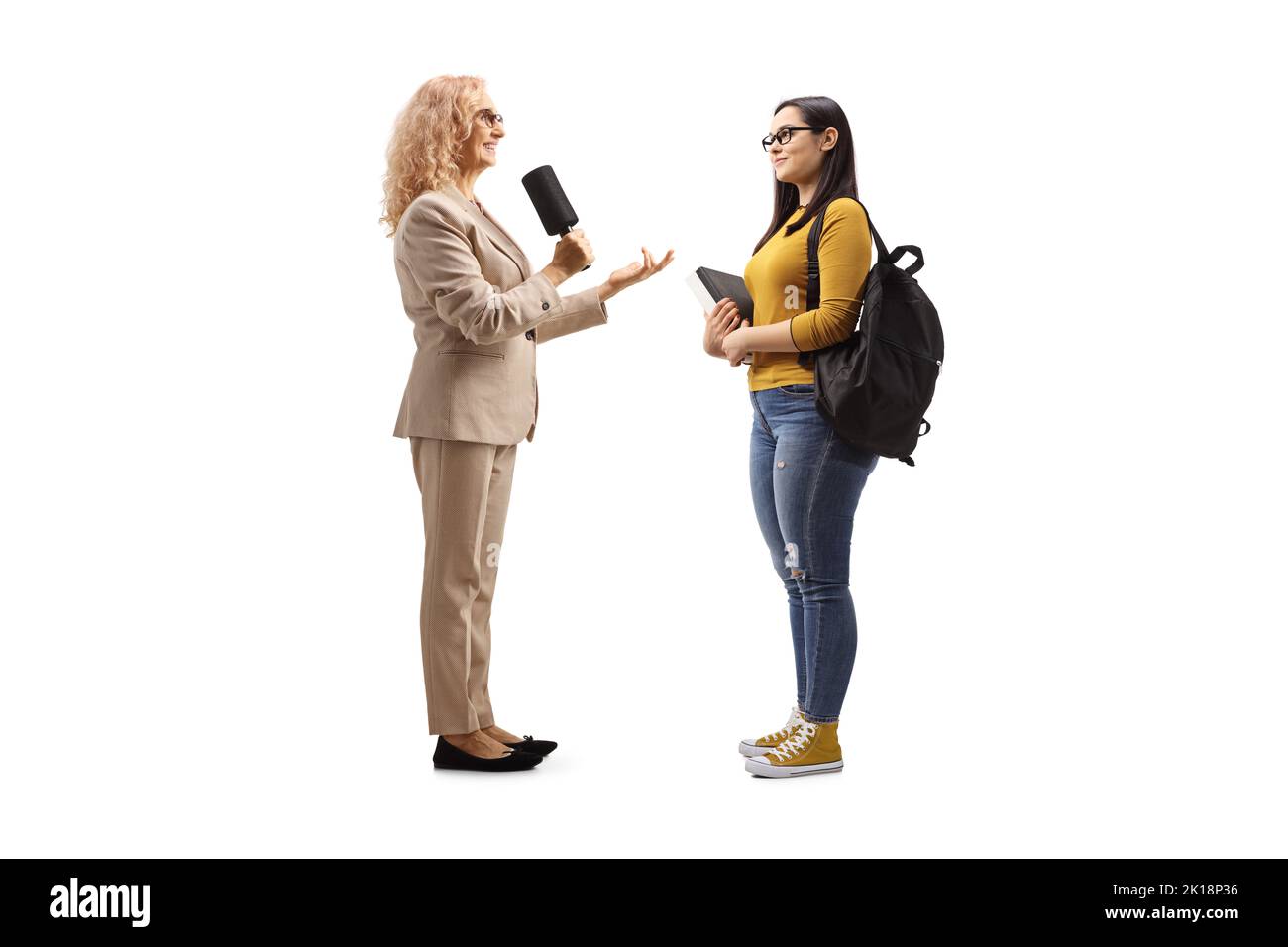 Reporterin interviewte eine Studentin isoliert auf weißem Hintergrund Stockfoto