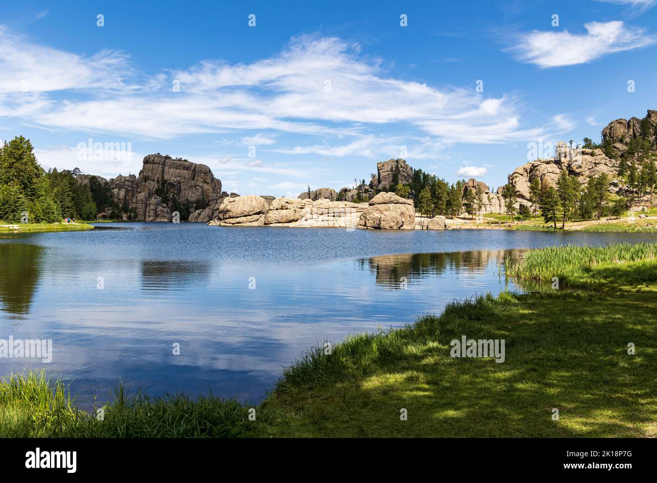 Wolken spiegeln sich in Sylvan Lake, Custer State Park, South Dakota, USA Stockfoto