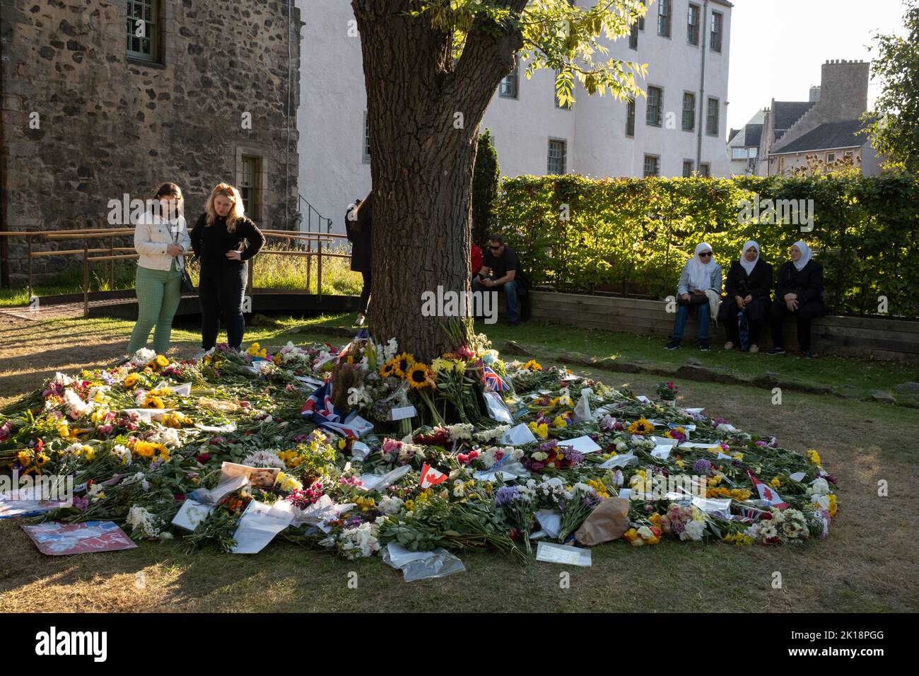 Blumen, Fahnen und Briefe, die in den Gärten des Palace of