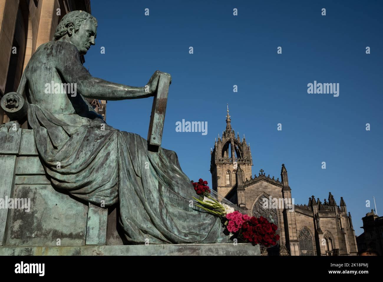 Szenen auf der Royal Mile in den Minuten, nachdem der Sarg Ihrer Majestät Königin Elizabeth II. Seine Reise nach London beginnt und Schottland zum letzten Mal verlässt, in Edinburgh, Schottland, 13. September 2022. Stockfoto