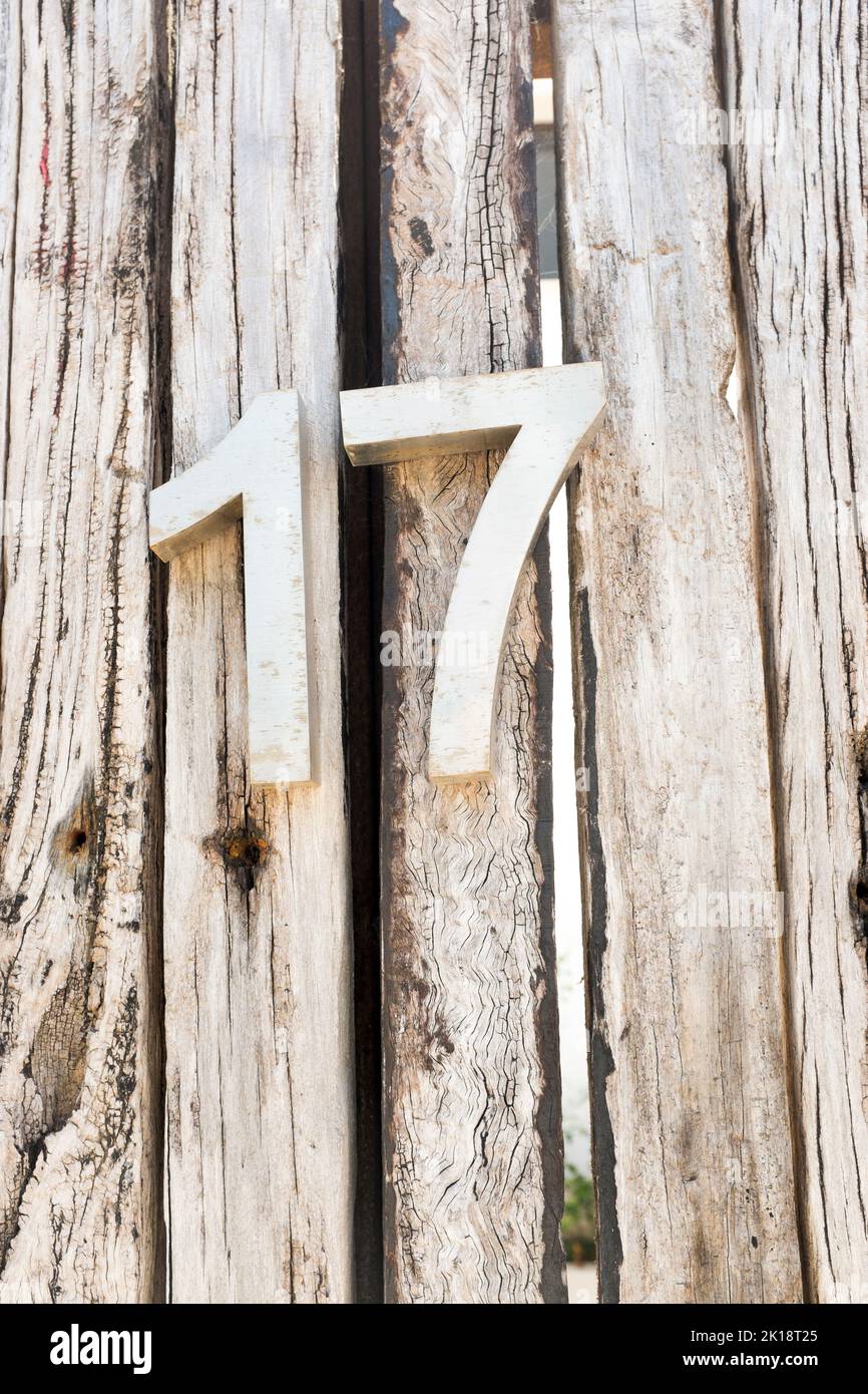 Nummer 17 an der grauen hölzernen Eingangstür einer Immobilie in Santa Eulària des Riu, Ibiza, Balearen, Spanien Stockfoto