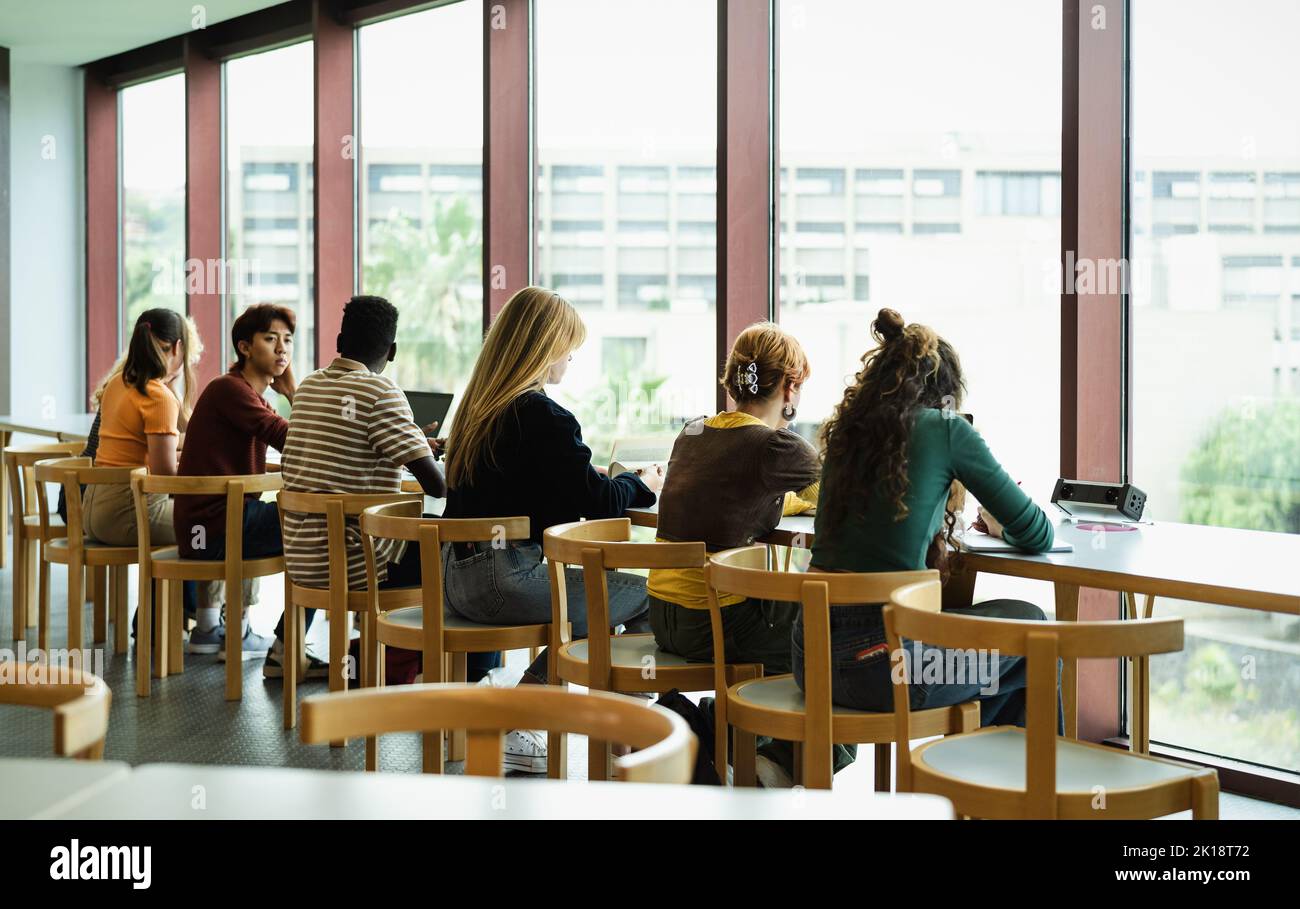 Junge multirassische Menschen studieren in der Bibliothek - Schulbildung Konzept Stockfoto