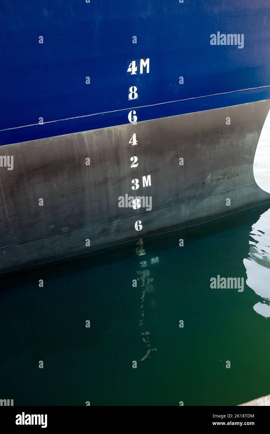 Wassertiefe Markierungen auf dem blau lackierten Rumpf eines Containerschiffes im Hafen Eivissa auf Ibiza, Balearen, Spanien. Stockfoto