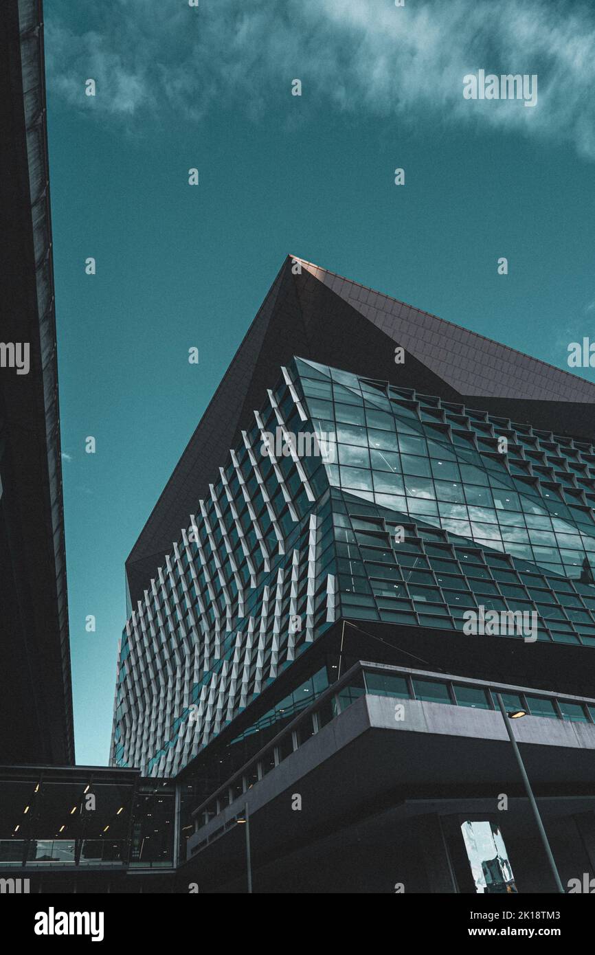 Eine vertikale Aufnahme eines modernen Architekturgebäudes in Sydney, Australien Stockfoto