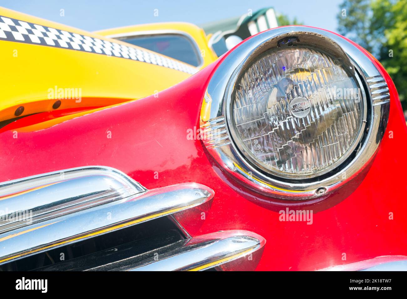 Scheinwerfer und schwarz-weiß-verchromte Karabinendetails auf einem klassischen gelben Taxi in New York auf einer Automshow in Saffron Walden, Essex, Großbritannien Stockfoto