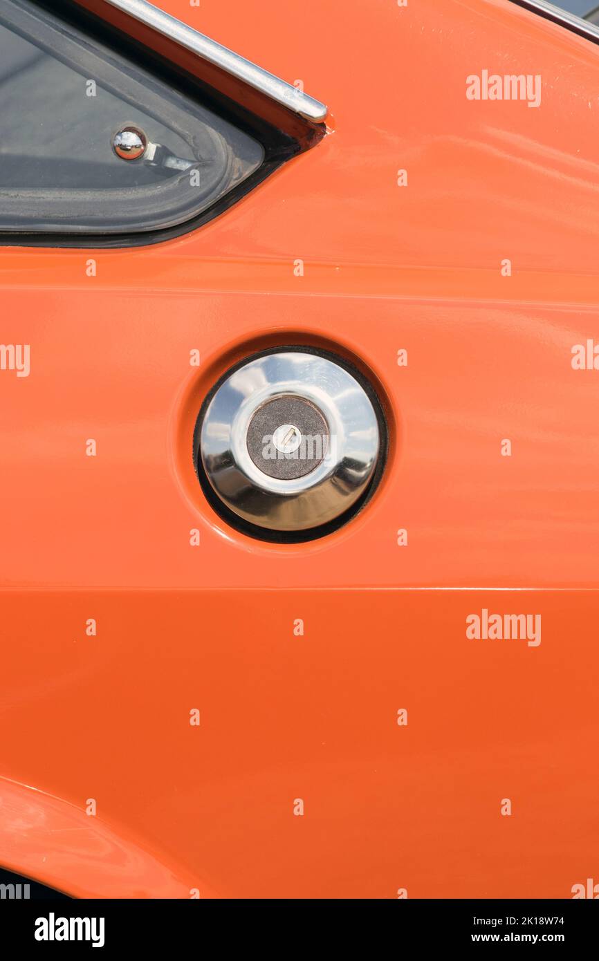 Benzinkappe auf einem orange lackierten Classic-Auto bei einer Autorallye in Saffron Walden, Essex, Großbritannien Stockfoto