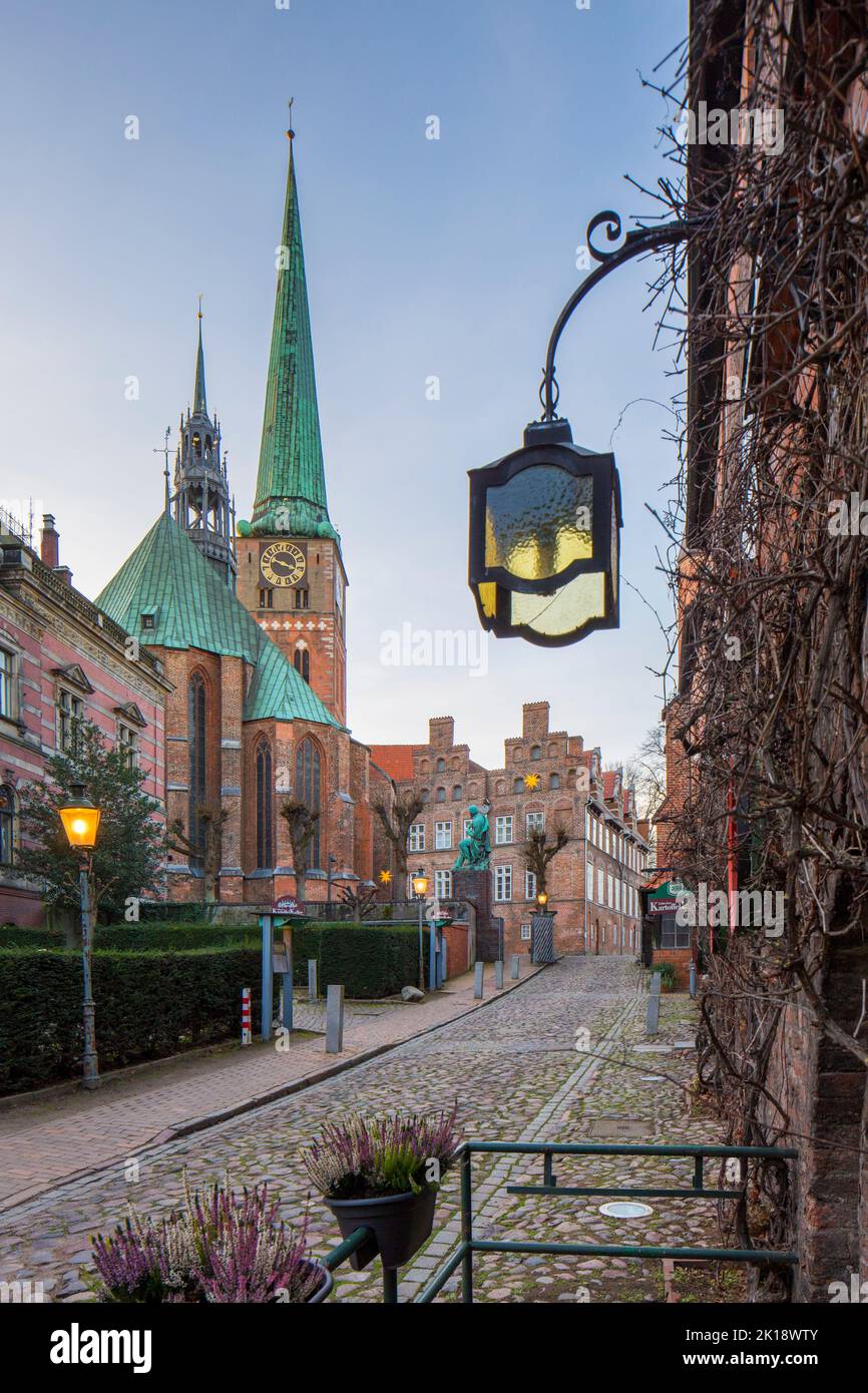 Die Backsteingotik Jakobikirche/St. Jakobi Kirche und Straße mit historischen Häusern in der Hansestadt Lübeck, Schleswig-Holstein, Deutschland Stockfoto