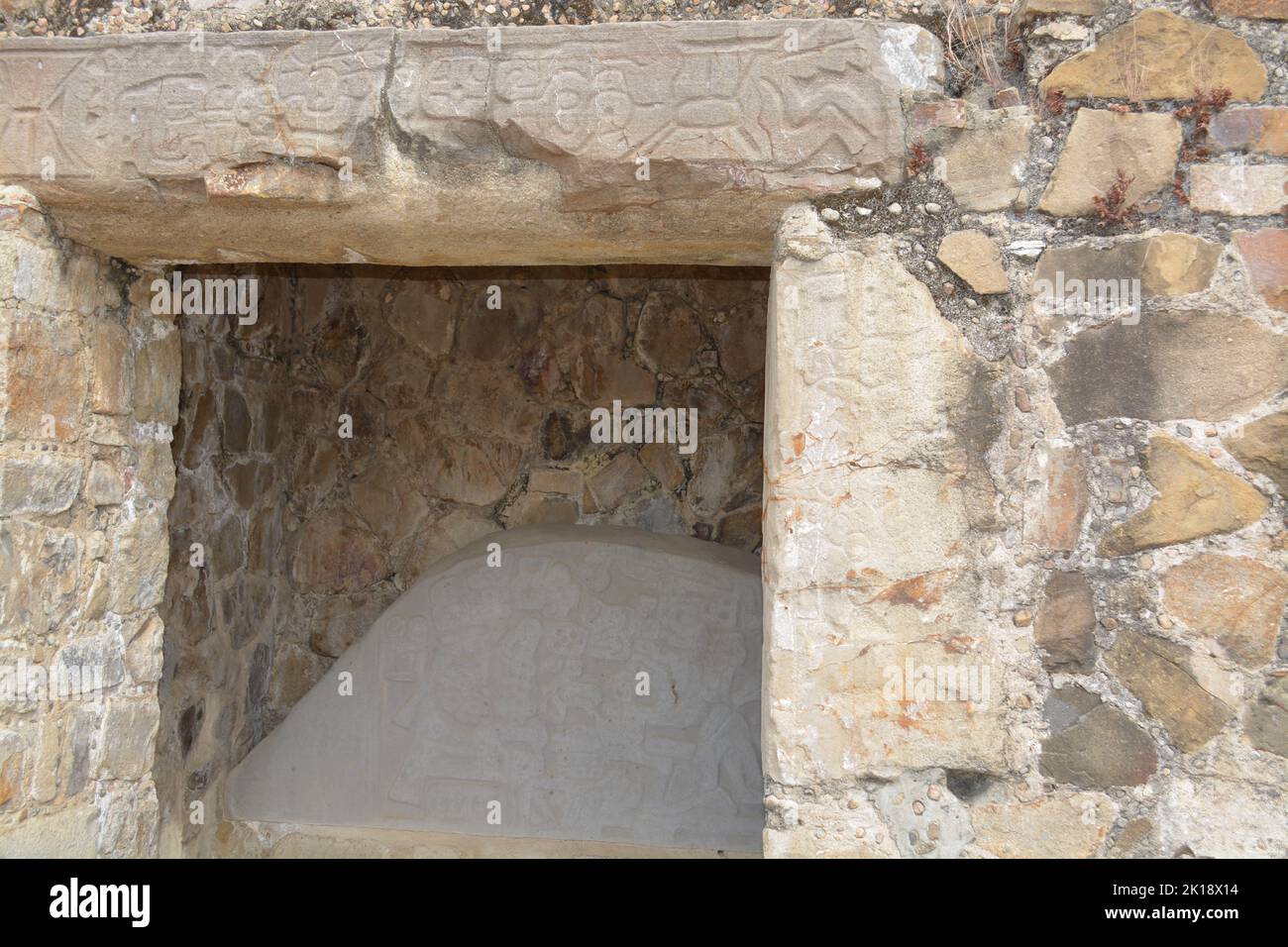 Steinstelen in Monte Alban. Die Kapelle der Stela 15 in der archäologischen Stätte Monte Alban Zapotec in Oaxaca, Mexiko Stockfoto