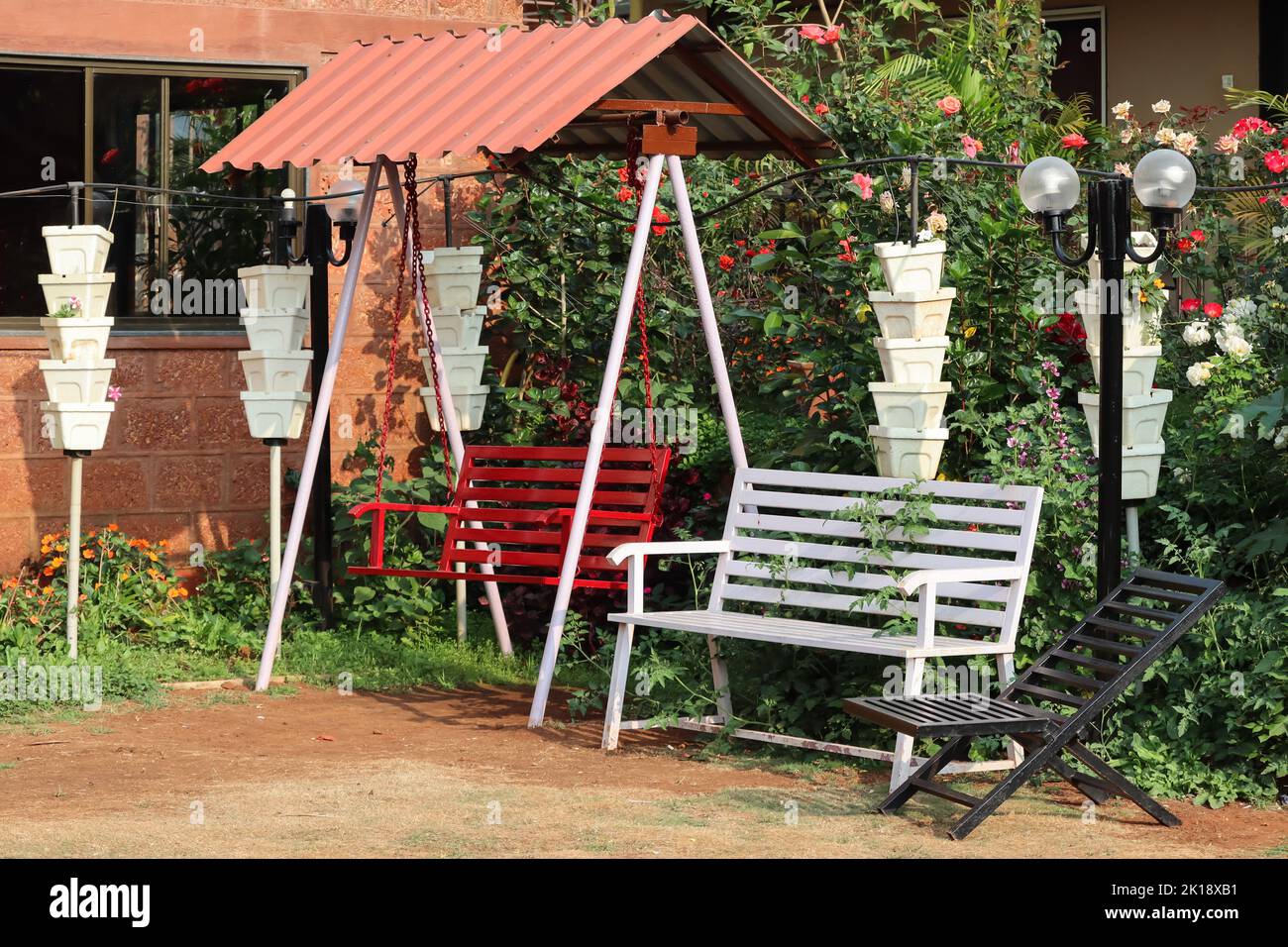 Leere Bank und Stuhl aus dem Garten ein ruhiger Ort für die Arbeit von zu Hause aus Stockfoto