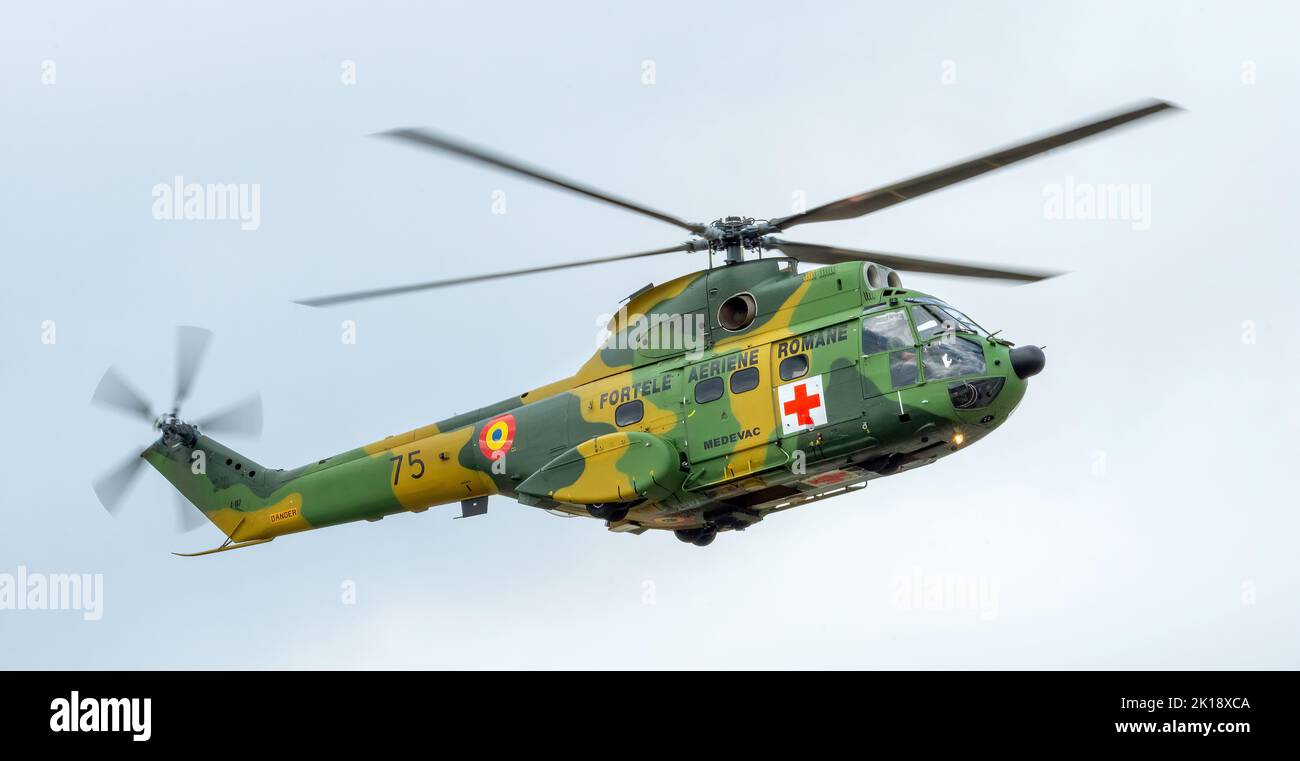 IAR-330 Militärhubschrauber der rumänischen Luftstreitkräfte auf dem Aurel Vlaicu Flughafen in Bukarest während einer Flugshow Stockfoto