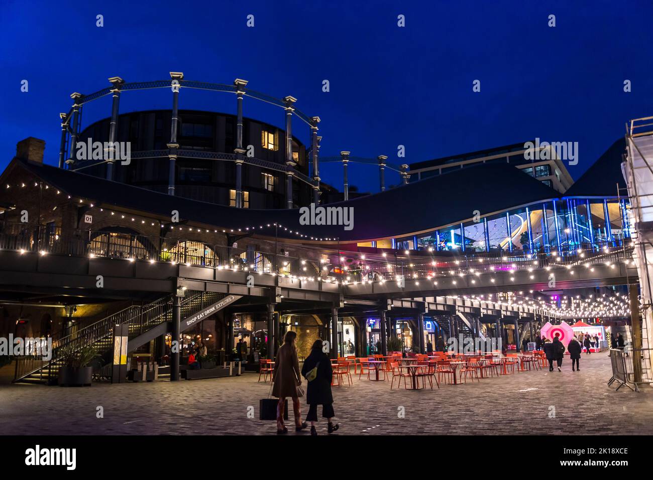 Coal Drops Yard at Night, Gegend um Handyside, Stadterneuerung King's Cross, London, England, Großbritannien Stockfoto