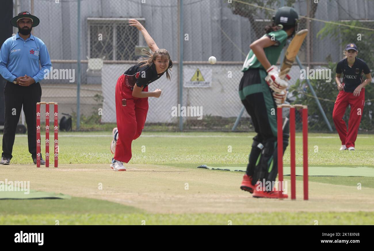 Mya Gardener (C) des Hong Kong Cricket Club krümmt im Spiel gegen den Kowloon Cricket Club während der Hong Kong WomenHH Premier League, die von Gencor Pacific Limited auf dem Tin Kwong Road Recreation Ground gesponsert wird. 11SEP22 SCMP/Edmond so Stockfoto