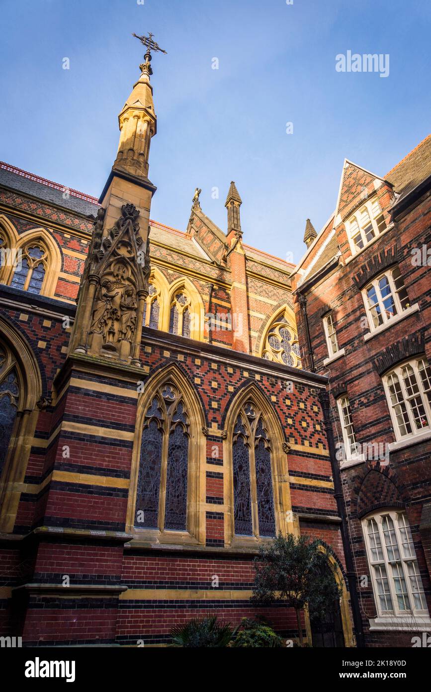 All Saints Church, eine unter Denkmalschutz stehende anglo-katholische Kirche, die von William Butterfield im hoch viktorianischen gotischen Stil entworfen und 1850s in London, Großbritannien, erbaut wurde Stockfoto