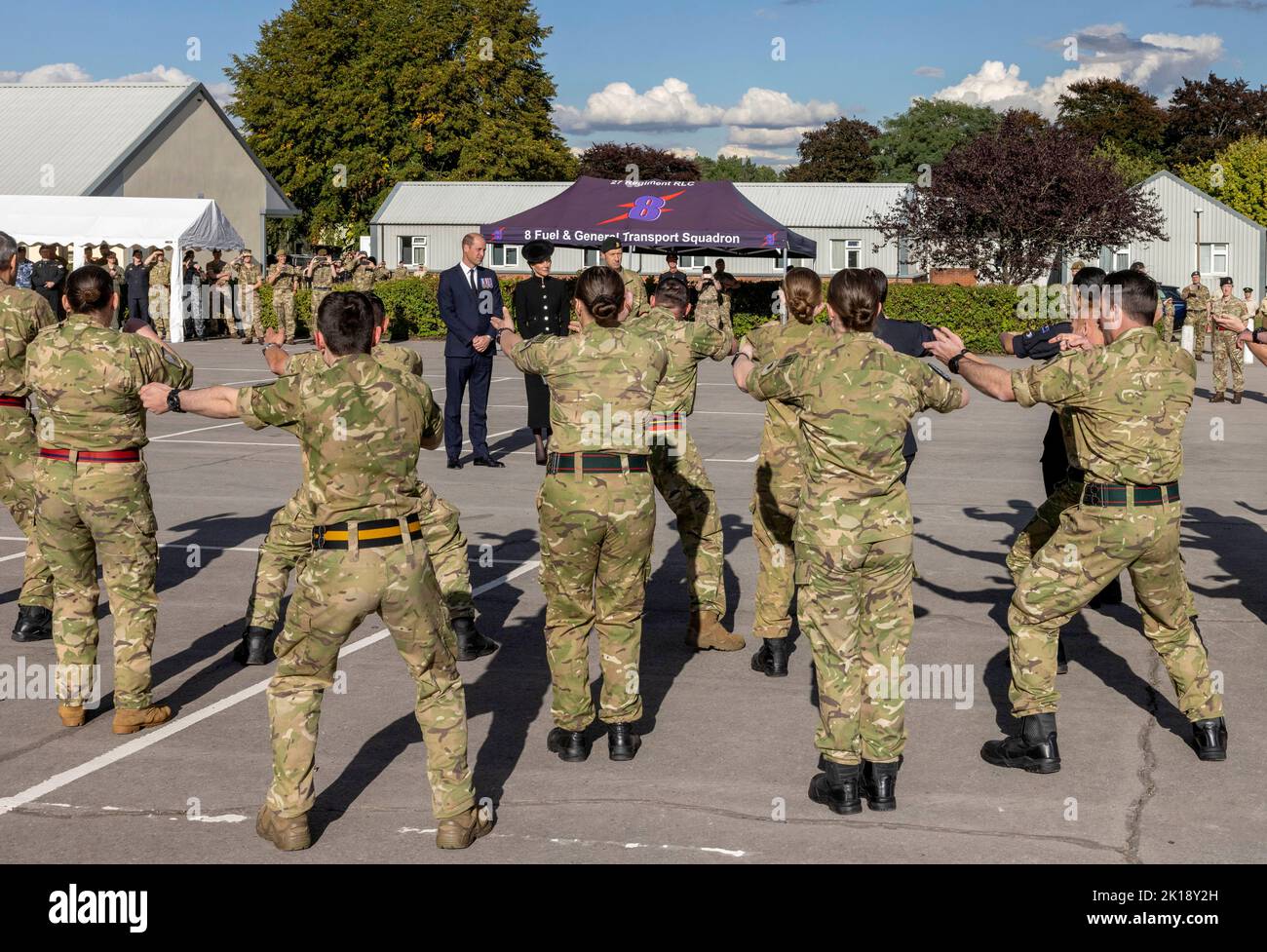 Der Prinz und die Prinzessin von Wales beobachten neuseeländische Truppen bei einem Besuch im Army Training Center (ATC) Pirbright in Guildford, Surrey, um mit Truppen aus dem Commonwealth zu treffen, die nach Großbritannien entsandt wurden, um an der Beerdigung von Königin Elizabeth II. Teilzunehmen Soldaten aus Kanada, Australien und Neuseeland haben sich in Pirbright versammelt, um ihre Rollen bei der Beerdigung am Montag zu Proben. Bilddatum: Freitag, 16. September 2022. Stockfoto