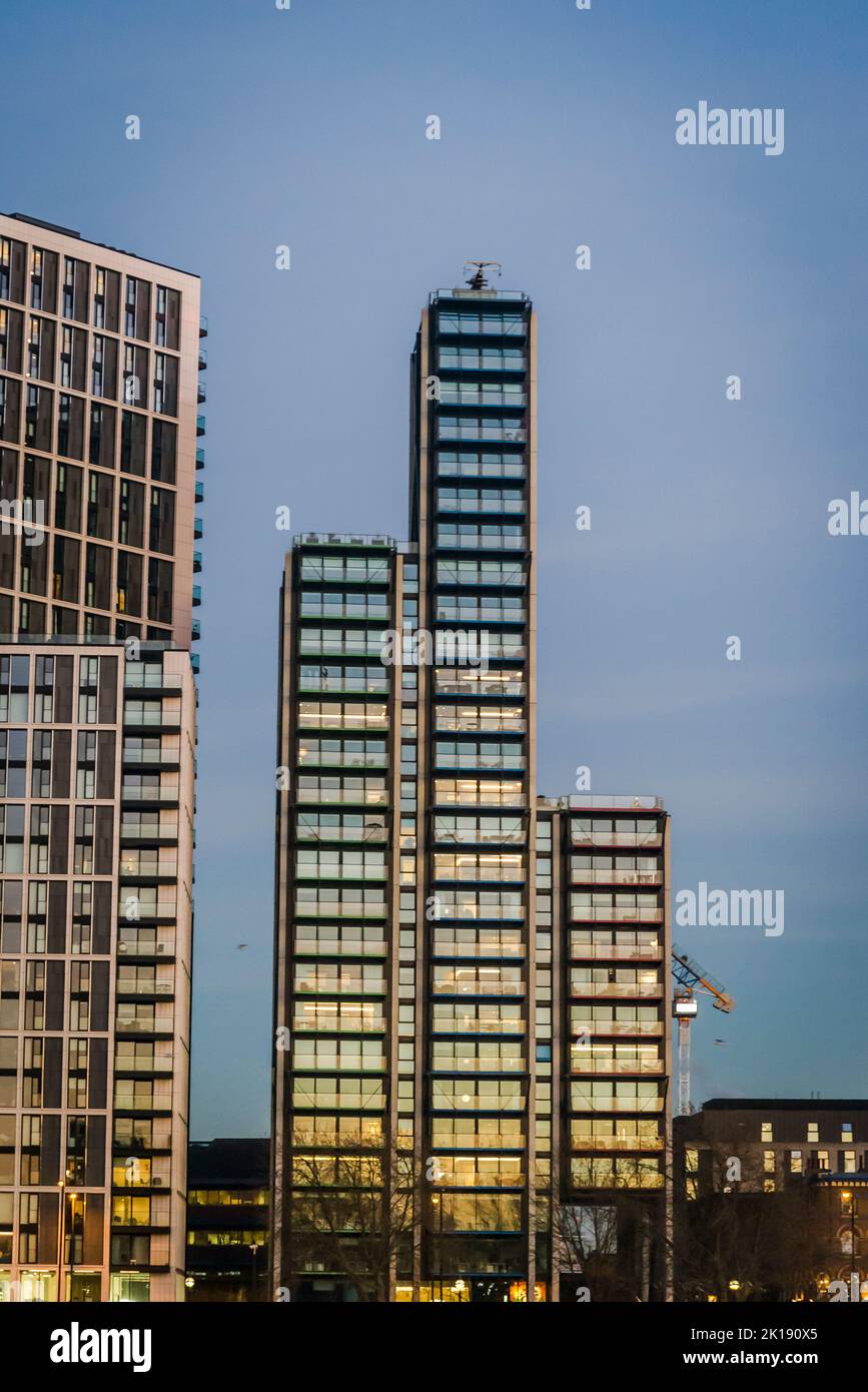 Neue Wohnanlagen mit modernen Hochhäusern am Albert Embankment, Vauxhall, London, England, Großbritannien Stockfoto