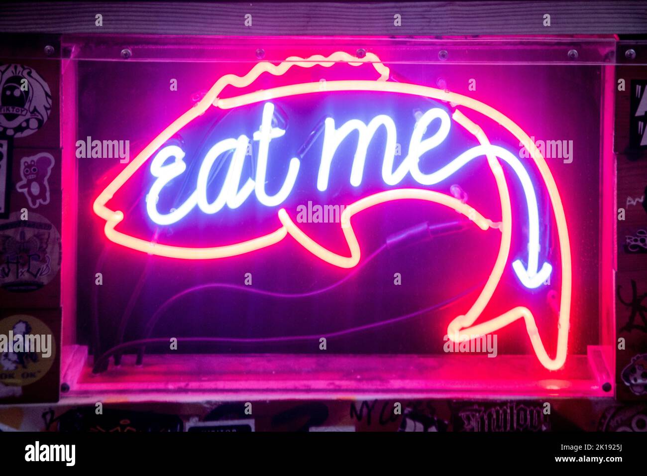 Eat me Neon Fisch Schild Stockfoto