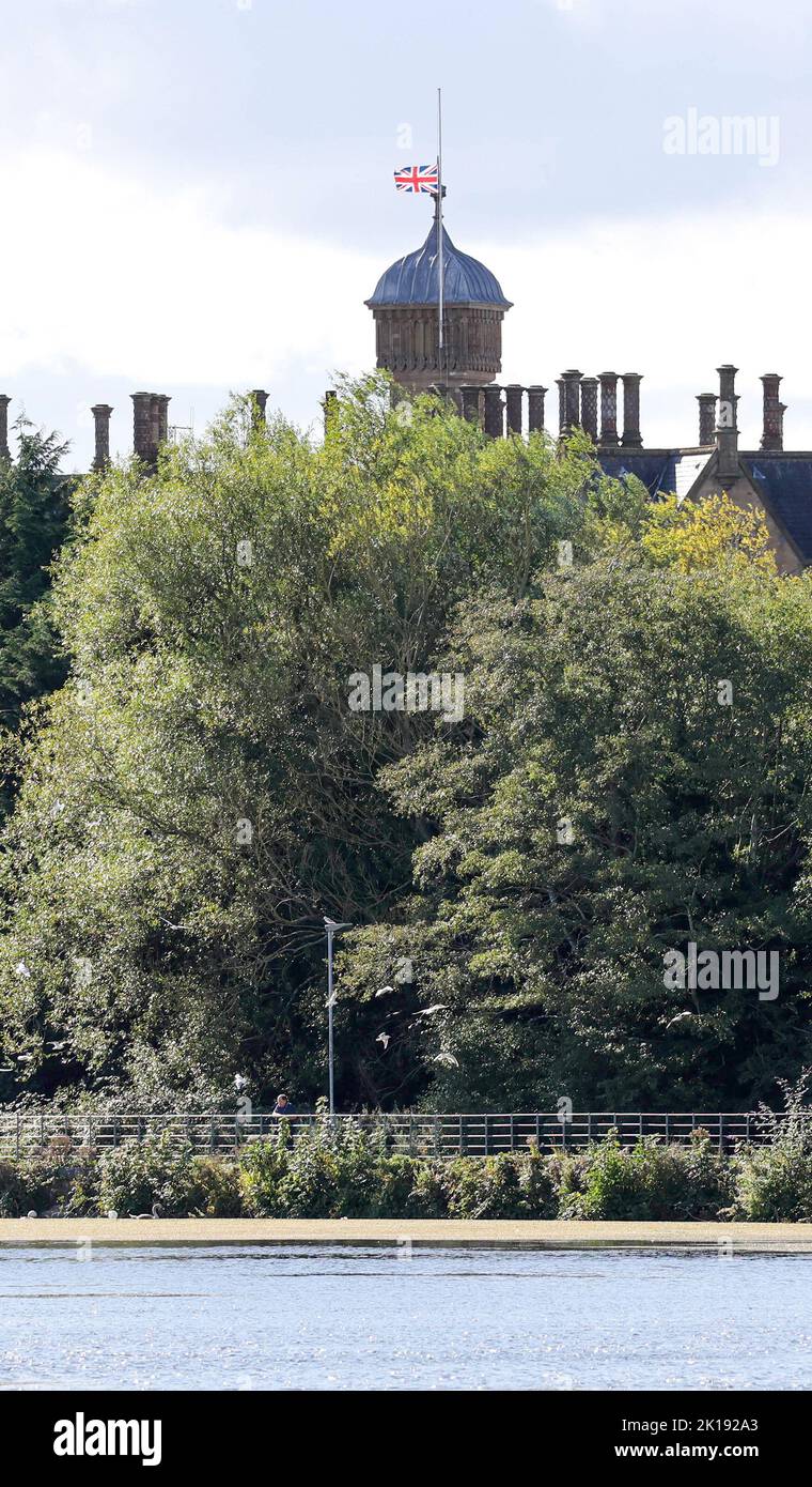 Lurgan Park, Lurgan, County Armagh, Nordirland, Großbritannien. 16. September 2022. Wetter in Großbritannien – ein schöner, sonniger Herbsttag mit langen Sonnenscheinzeiten, warm trotz einer stürmischen Brise. Der Union Jack fliegt auf halber Mast über das nahegelegene Brownlow House, um an Königin Elizabeth II zu erinnern Kredit: CAZIMB/Alamy Live Nachrichten. Stockfoto