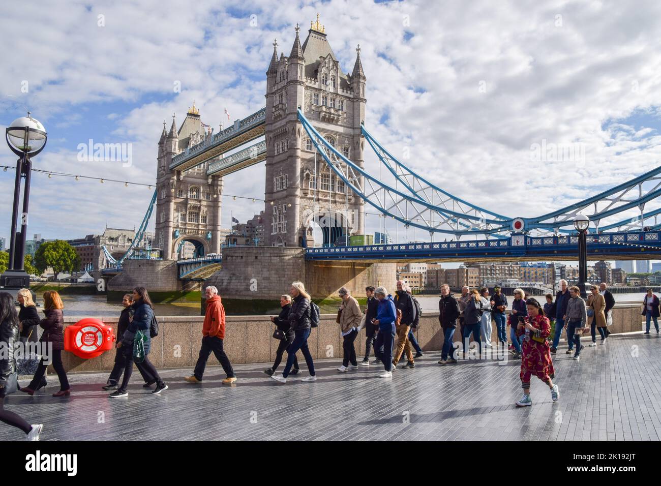 Trauernde warten neben der Tower Bridge. Die Schlange für das im Zustand liegende von Königin Elizabeth II. Erstreckt sich über mehrere Meilen, während Trauernde stundenlang warten, um den Sarg der Königin zu sehen. Der Sarg wurde in der Westminster Hall im Palace of Westminster platziert, wo sie bis zu ihrer Beerdigung am 19.. September bleiben wird. Stockfoto