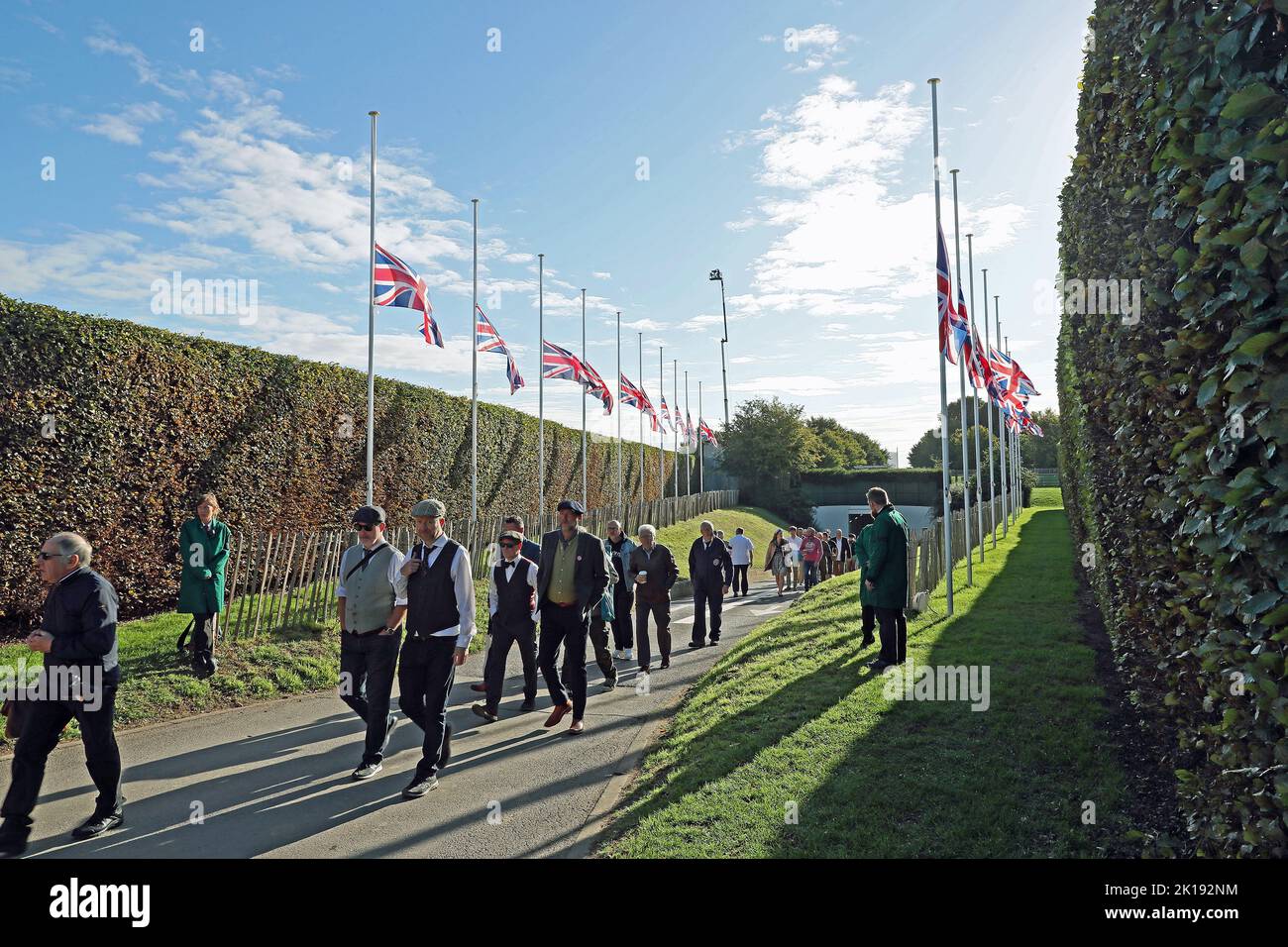 Goodwood, West Sussex, Großbritannien. 16.. September 2022. Union Jack bei Halbmaske zur Erinnerung an Königin Elizabeth II. Bei der Goodwood Revival in Goodwood, West Sussex, Großbritannien. © Malcolm Greig/Alamy Live News Stockfoto