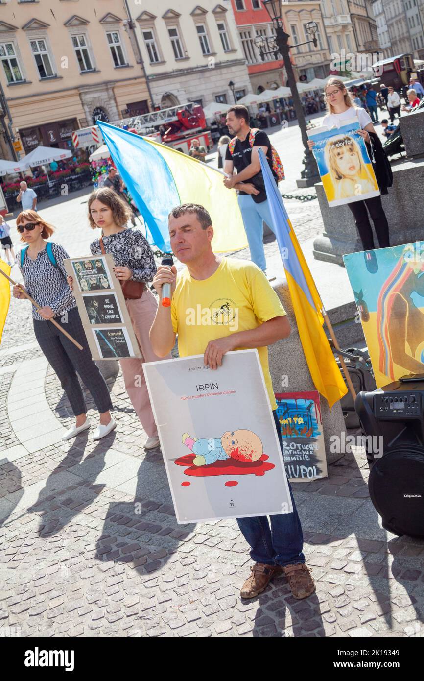Demonstranten protestieren auf dem Marktplatz in der polnischen Altstadt von Krakau gegen den Krieg in der Ukraine Stockfoto