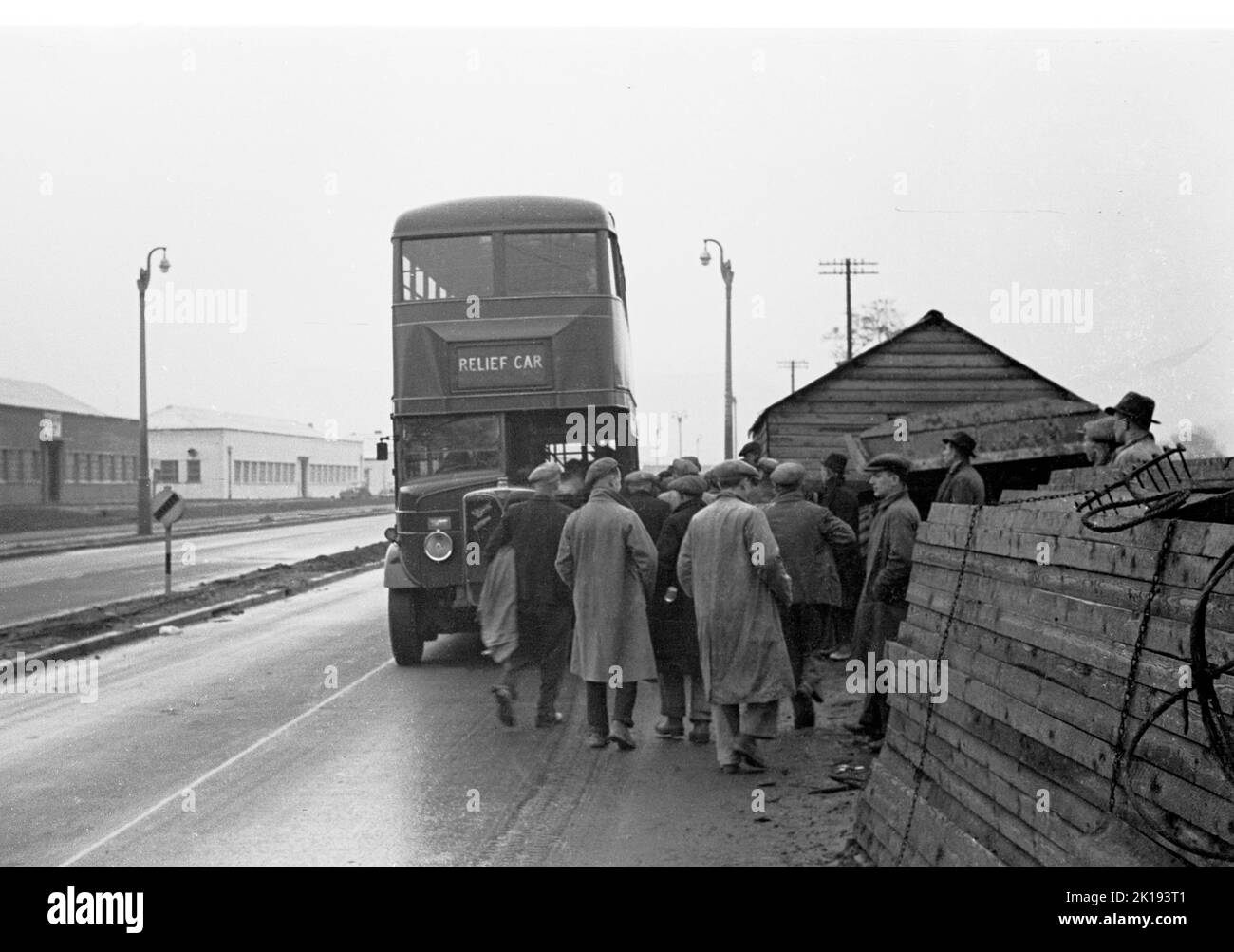 1939, historisch, auf einer Straße auf einem Handelsgut versammelten sich männliche Arbeiter aus einer örtlichen Sägemühle vor einem Hilfswagen, einem Doppeldeckerbus, Trefahod, South Wales, UK. Stockfoto