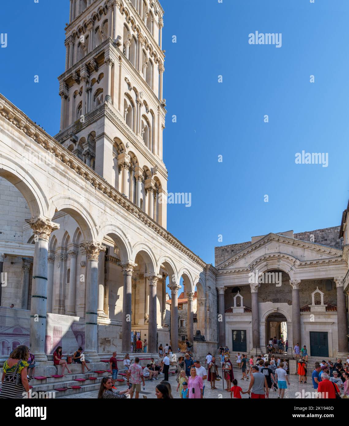 Glockenturm von Peristil und Saint Domnius, Diokletianpalast, Split, Kroatien Stockfoto