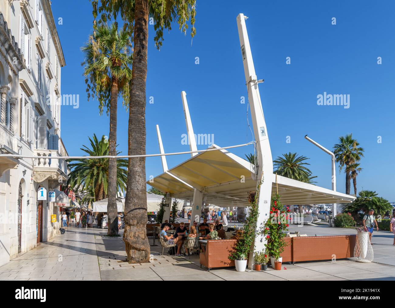 Café am Wasser in der Altstadt von Split, Kroatien Stockfoto