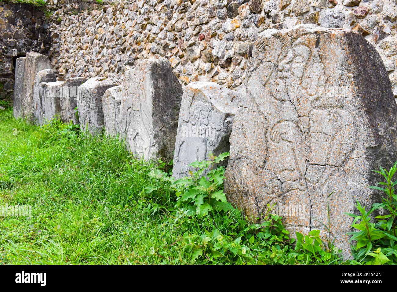 Das berühmte Los Danzantes, geschnitzte Steinmonumente neben Gebäude L, archäologische Stätte von Monte Alban, Ruinen der Zapotec-Zivilisation, Oaxaca, Mexiko Stockfoto