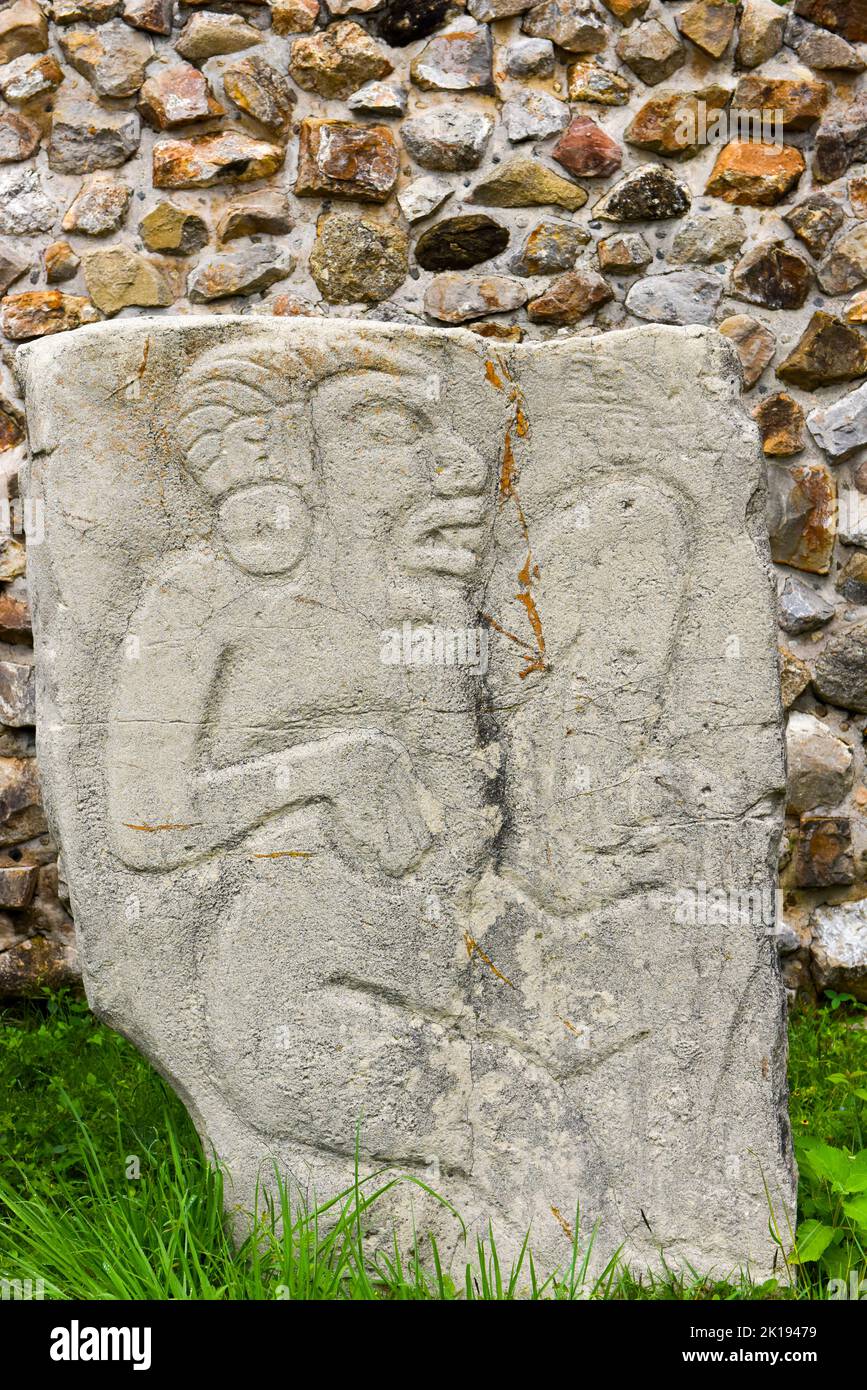 Das berühmte Los Danzantes, geschnitzte Steinmonumente neben Gebäude L, archäologische Stätte von Monte Alban, Ruinen der Zapotec-Zivilisation, Oaxaca, Mexiko Stockfoto