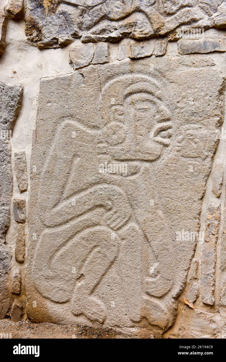 Das berühmte Los Danzantes, geschnitzte Steinmonumente neben Gebäude L, archäologische Stätte von Monte Alban, Ruinen der Zapotec-Zivilisation, Oaxaca, Mexiko Stockfoto