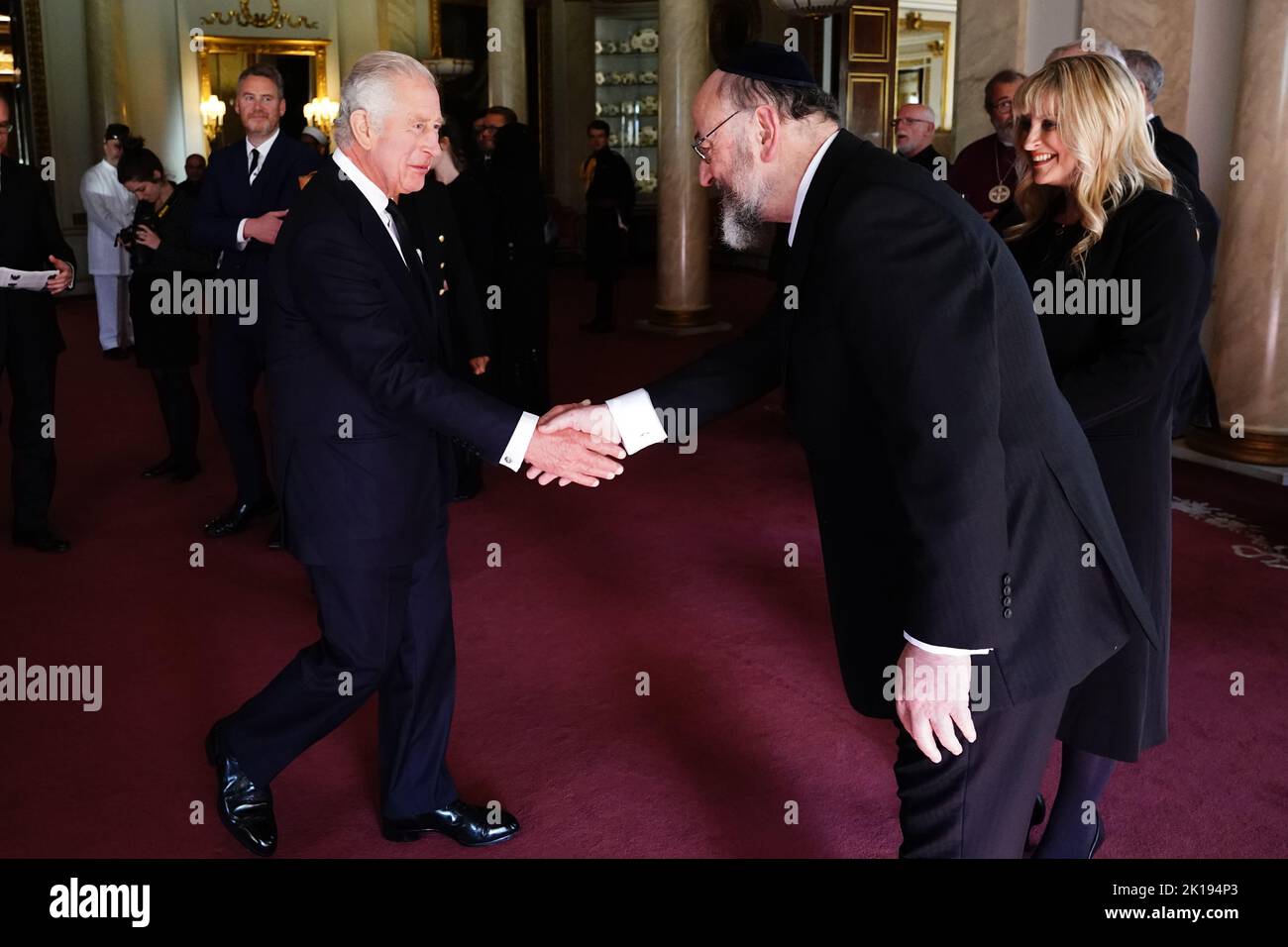 König Karl III. Schüttelt sich die Hände mit Oberrabbiner Ephraim Mirvis, während er sich bei einem Empfang im Buckingham Palace, London, mit den Glaubensführern trifft. Bilddatum: Freitag, 16. September 2022. Stockfoto