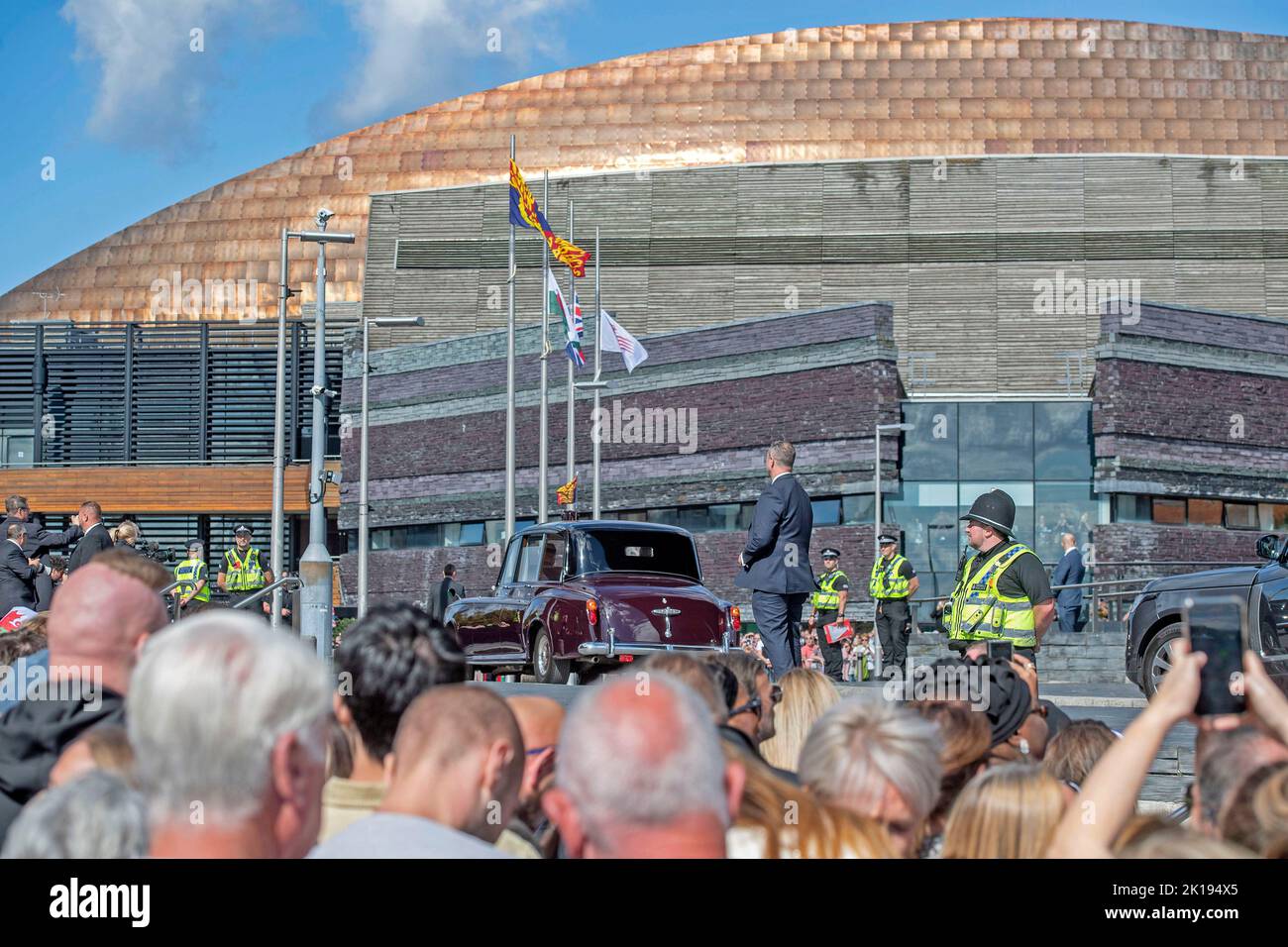 Cardiff, Großbritannien. 16. September 2022. König Charles III und Camilla, Königin Consort, die heute Nachmittag das Senedd-Gebäude in Cardiff, Großbritannien, verlassen. Der Besuch des britischen Königspaares in Wales ist der letzte Halt auf ihrer Tour durch die vier Hauptstädte, anlässlich der Thronbesteigung des Königs nach dem Tod seiner Mutter, Königin Elizabeth. Quelle: Phil Rees/Alamy Live News Stockfoto