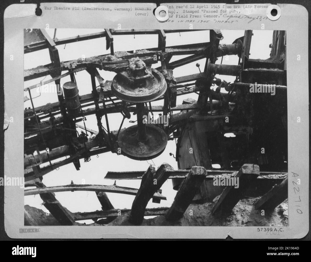 Wie Bomben, Raketen und Straffwaffen von 1. Tactical Air Force Medium und Fighter-Bombern den Weg für die Armeen ebnen halfen, die über den Oberrhein vorrückten, zeigt dieser Low Angle Shot eines in der Fabrikstadt Zweisbruken (Deutschland) hergestellten Eisenbahnabschnitts Stockfoto